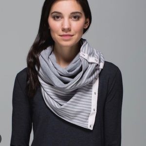 Lululemon vinyasa scarf in grey and white!